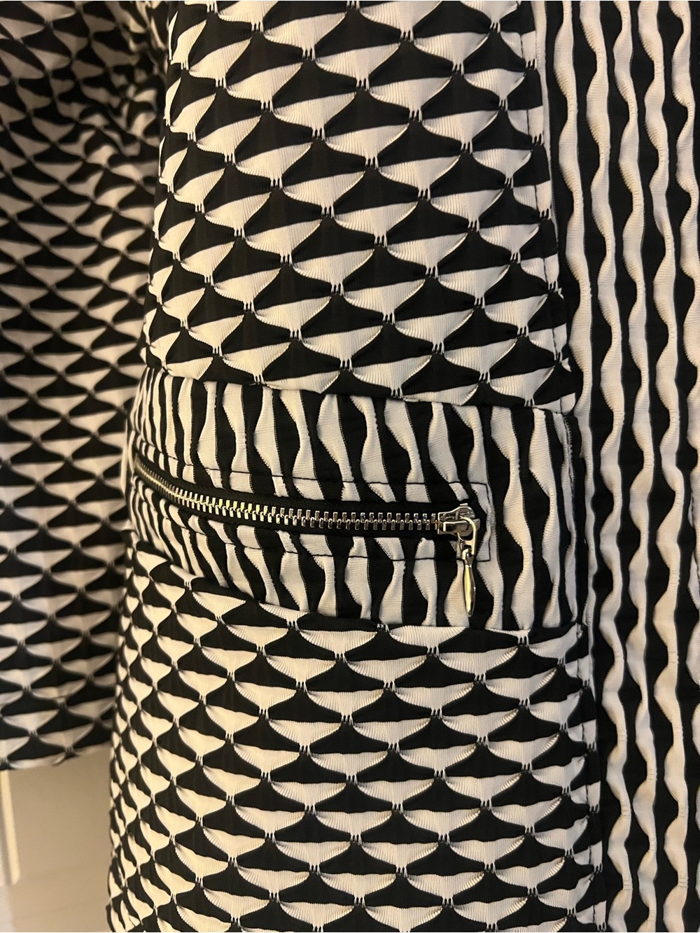 Travelers by Chico’s Black White Geometric 3D Pattern Zip Jacket Size 2/L/12 - Picture 3 of 12